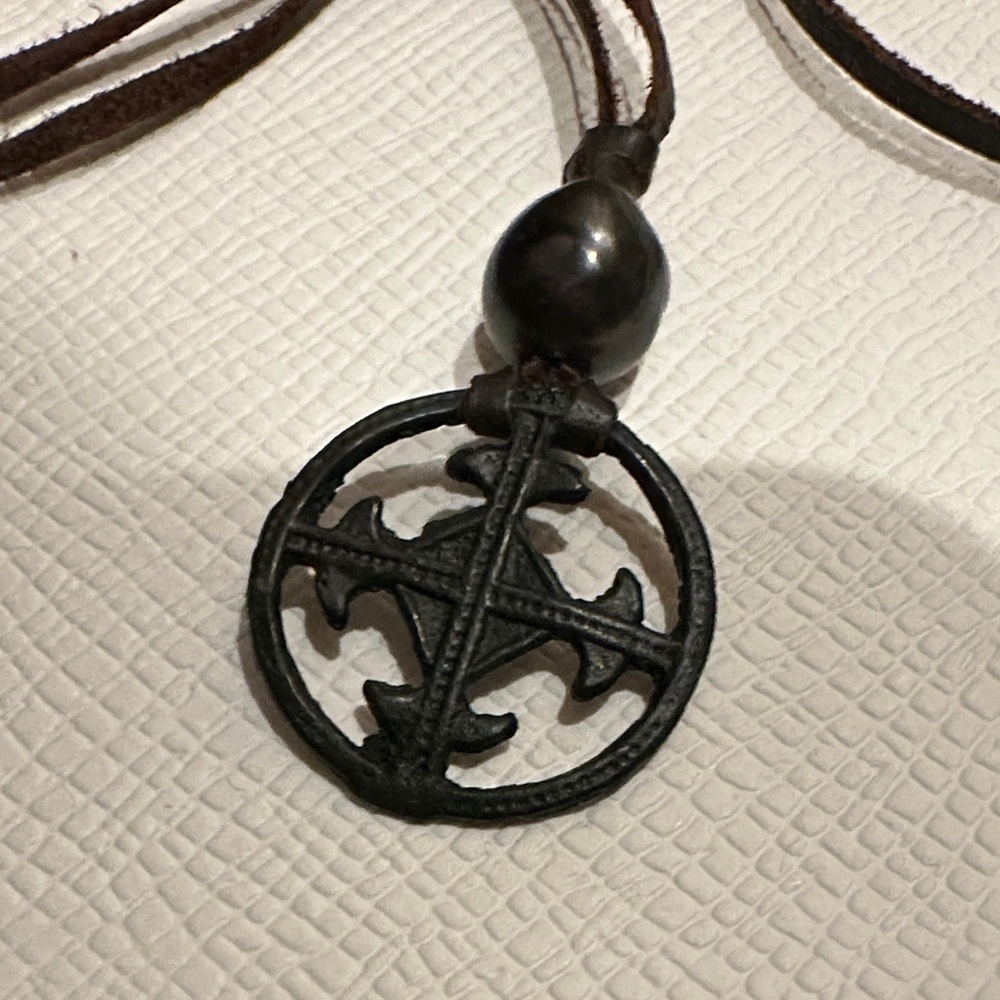 Vintage-Inspired Black Pendant Necklace